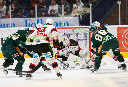 Färjestads Antti Tyrväinenoraoar framför Malmö Redhawks