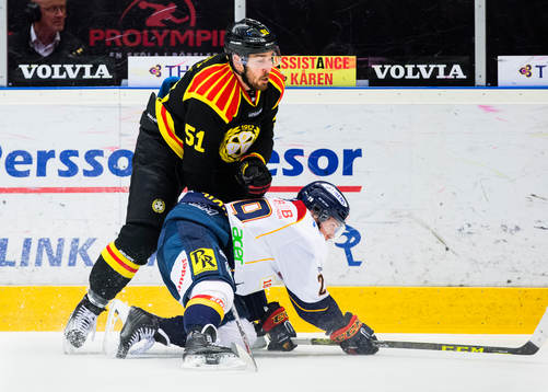 Brynäs Marc Zanetti håller ner Djurgårdens Matt Anderson