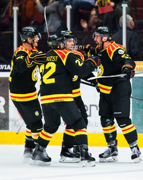 Brynäs Marc Zanetti (h) jublar med Nick Johnson , Petr