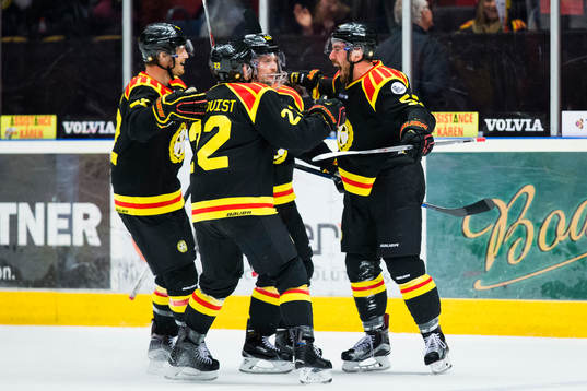 Brynäs Marc Zanetti (h) jublar med Nick Johnson , Petr