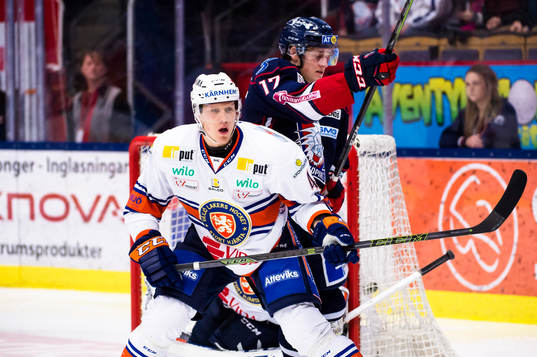 Växjös Niclas Lundgren oroar framför Linköpings  mål