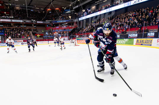 Linköpings Niklas Persson med pucken