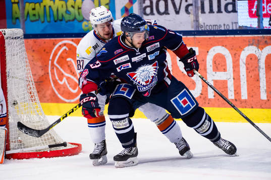Linköpings Andrew Gordon med pucken