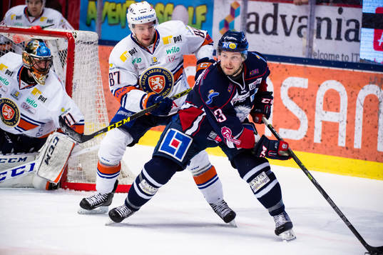 Linköpings Andrew Gordon med pucken
