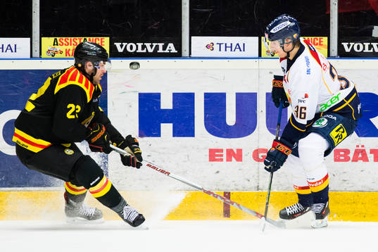 Brynäs Jörgen Sundqvist i kamp om pucken med Djurgårdens
