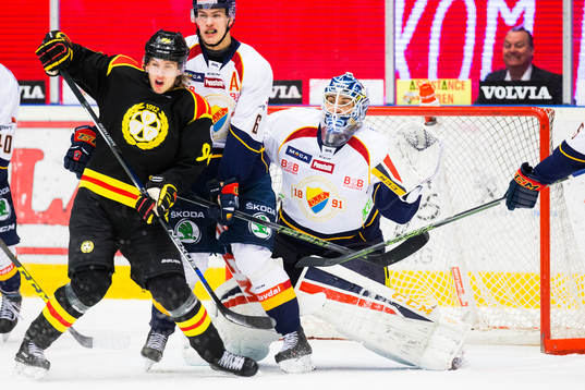 Djurgårdens målvakt Mantas Armalis skyms av Brynäs Oskar