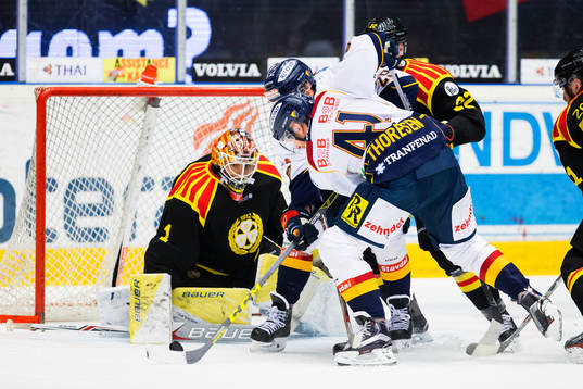 Brynäs målvakt Felix Sandström håller blicken på