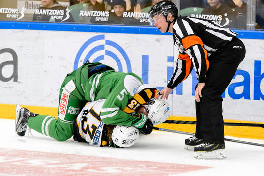 Rögles Alen Bibic och Skellefteås Mattias Ritola brottas