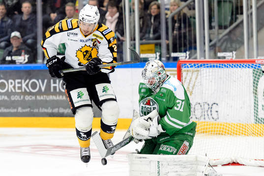 Skellefteås Jimmie Ericsson oroar framför Rögles