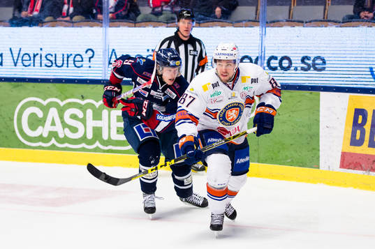 Växjös Robert Rosén jagas av Linköpings Anton Karlsson