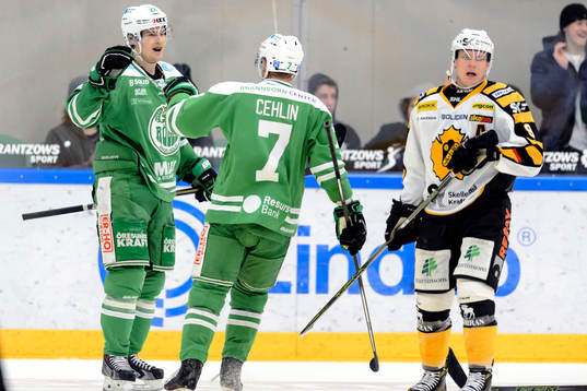 Rögles Patrik Cehlin jublar med Sebastian Wännström