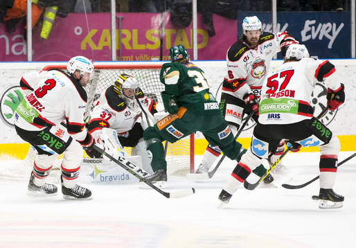 Malmö Redhawks  målvakt Jonas Gunnarsson håller öga på