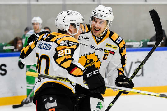 Skellefteås Jimmie Ericsson jublar med Erik Forssell