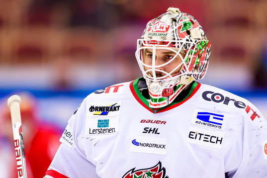 Modos målvakt Jonatan Bjurö på uppvärmningen