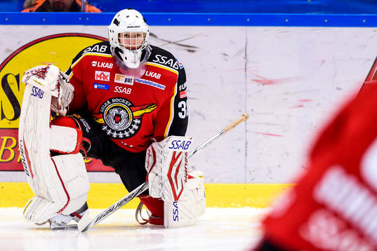 Luleås målvakt Albin Enqvist på uppvärmningen