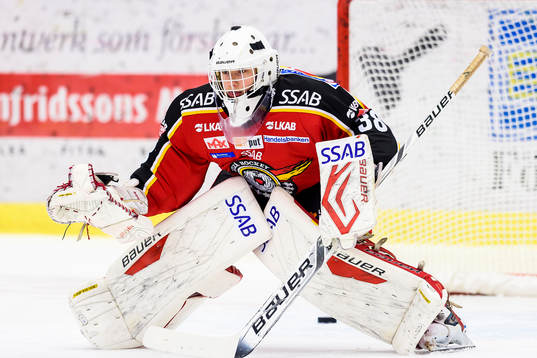 Luleås målvakt Albin Enqvist på uppvärmningen
