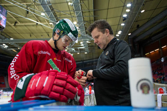 Frölundas Jacob Larsson får sin tumme tejpad innan en