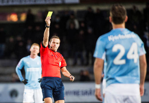 Malmö FFs Vidar Örn Kjartansson får gult kort av domaren