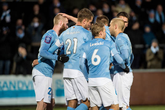 Malmö FFs spelare jublar åt Jo Inge Berget och 2-1