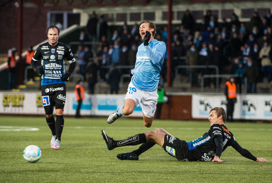 Malmö FFs Jo Inge Berget fälls av Oscar Pehrsson