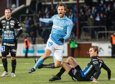 Malmö FFs Jo Inge Berget fälls av Oscar Pehrsson