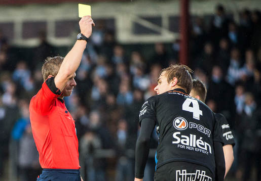 Sirius Oscar Pehrsson får gult kort av domaren Kristoffer