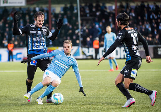 Malmö FFs Oscar Lewicki mot Sirius Niklas Thor och