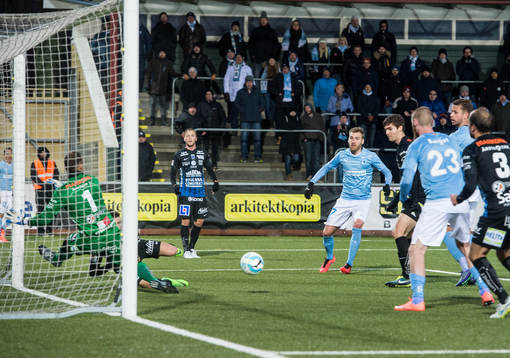 Malmö FFs Jo Inge Berget gör 2-1 på Sirius målvakt