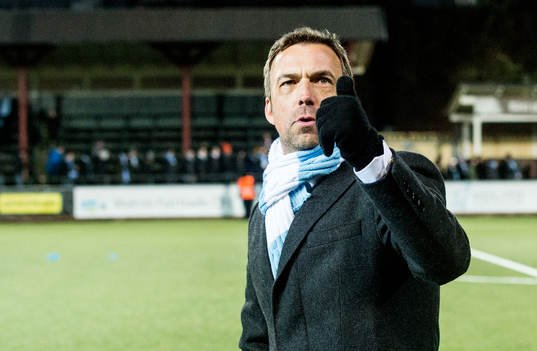 Malmö FFs tränare Allan Kuhn gör tummen upp