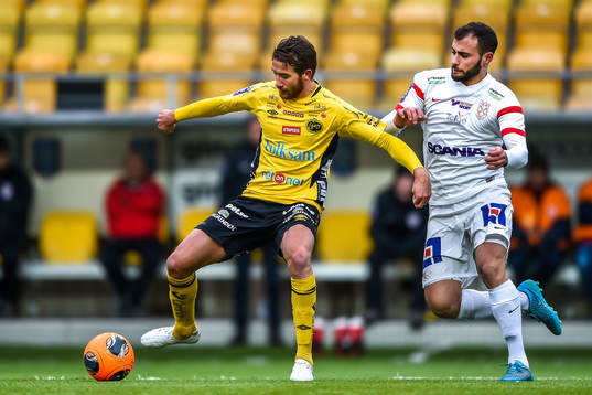 Elfsborgs Marcus Rohdén och Assyriskas Mattias Genc