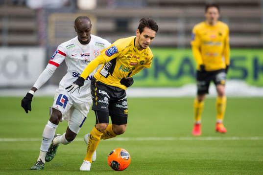 Elfsborgs Liridon Gashi och Assyriskas Alessandro Silva Ugwo