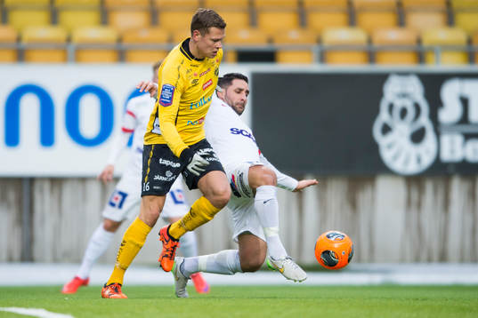 Elfsborgs Viktor Claesson och Assyriskas David Durmaz