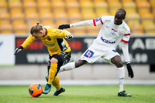 Kamp mellan Elfsborgs Simon Hedlund och Assyriskas Aziz