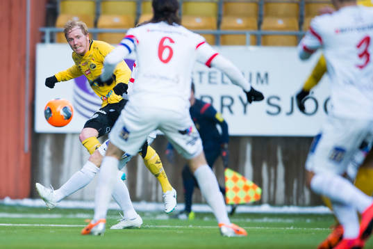 Elfsborgs Simon Lundevall lägger inlägg