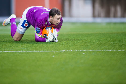 Assyriskas målvakt Robin Malmkvist med bollen