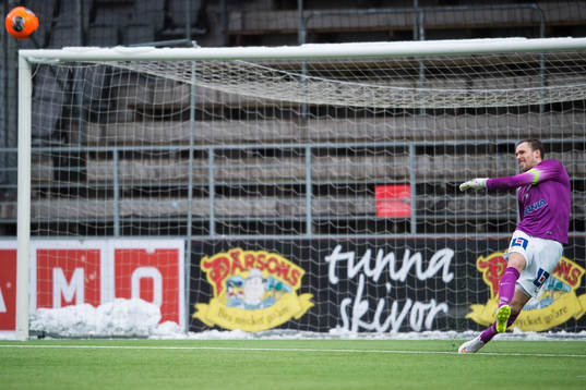 Assyriskas målvakt Robin Malmkvist skjuter utspark