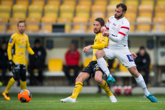 Kamp mellan Elfsborgs Marcus Rohdén och Assyriskas Mattias