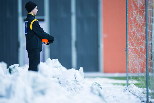 Bollpojke i snö