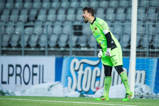 Elfsborgs målvakt Kevin Stuhr Ellegaard ropar på spelarna