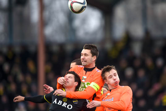 s Sauli Väisänen i en nickduell med Varbergs Peter