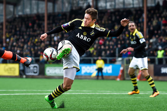 s Haukur Heidar Hauksson provar skott