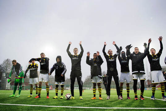 s spelare jublar med supportrarna