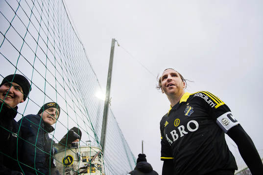 s Nils-Eric Johansson jublar med supportrarna