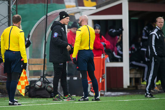 Varbergs tränare Jörgen Wålemark pratar med domare