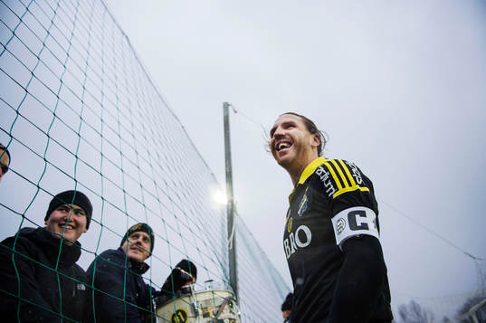 s Nils-Eric Johansson jublar med publiken