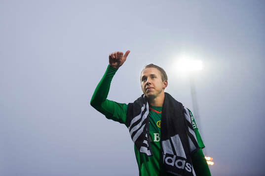 s målvakt Patrik Carlgren jublar