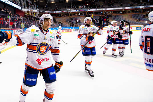 Växjös lag jublar mot klacken