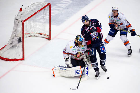 Växjös målvakt Cristopher Nihlstorp styr undan en puck