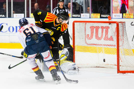 Djurgårdens Markus Ljungh och Brynäs Lukas Kilström ser