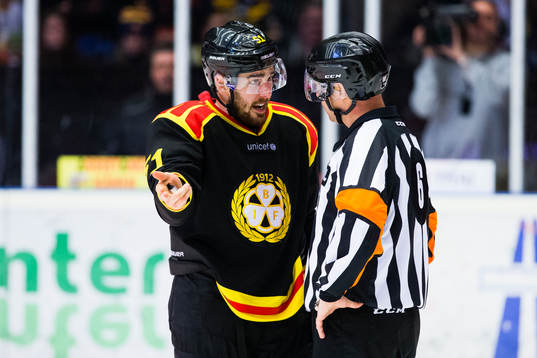 Brynäs Marc Zanetti samtalar med domare Sören Persson